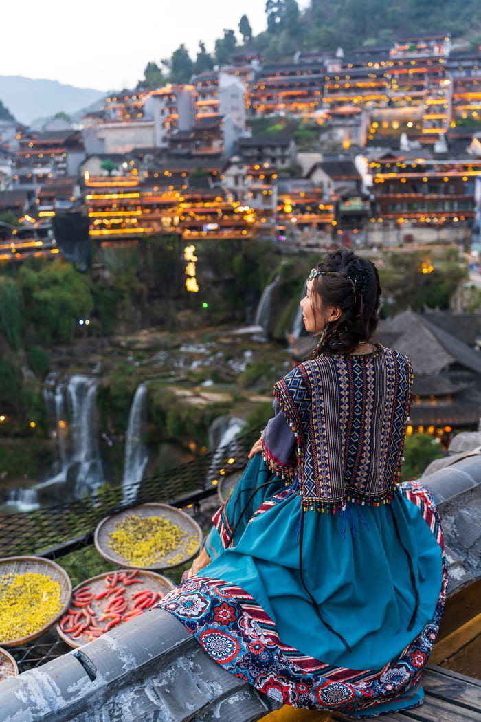 mujer china en ciudad de lijiang